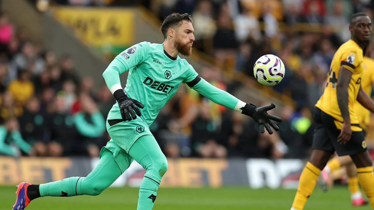 José Sá, goleiro do Wolverhampton Wanderers, posicionado entre os postes durante partida da Premier League