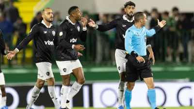 O que a briga entre Alex Telles e João Vitor revela sobre o Botafogo perdido na Condá