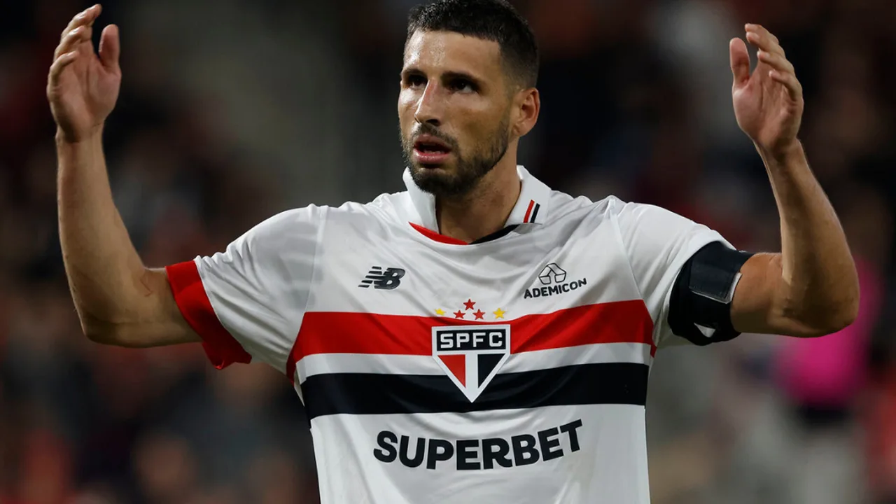 Calleri diante de torcedores do São Paulo em protesto no CT da Barra Funda, maio de 2026