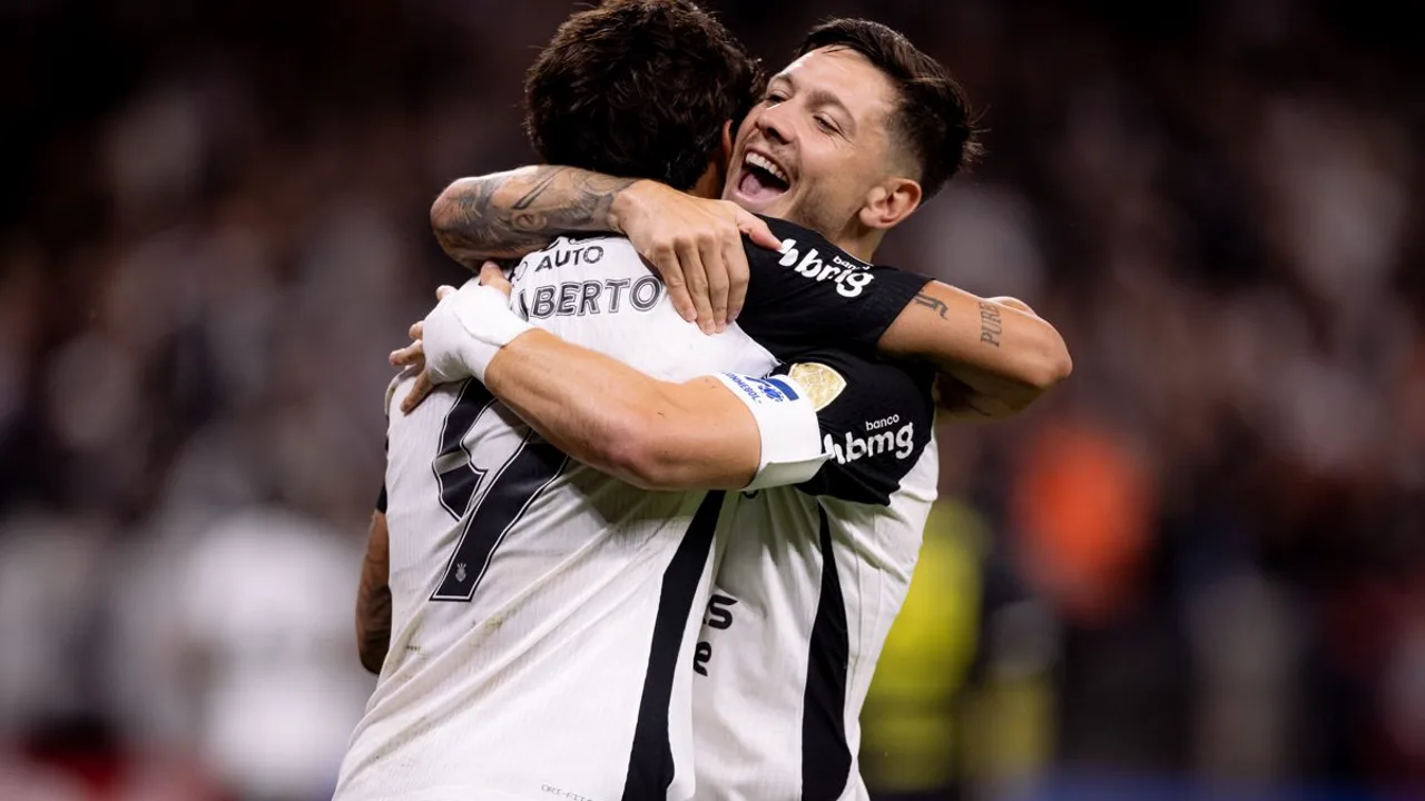 Yuri Alberto e Rodrigo Garro correm em campo pelo Corinthians no Brasileirão 2026