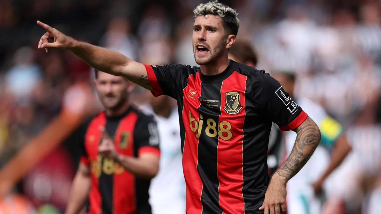 Marcos Senesi, zagueiro do AFC Bournemouth, disputando bola durante partida da Premier League 2025/2026