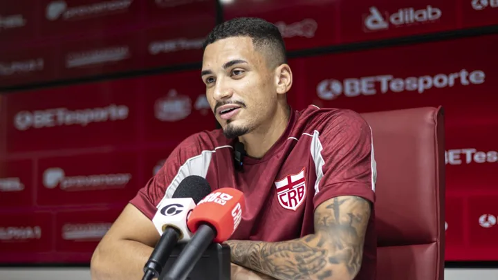 Henri, zagueiro do CRB de camisa 44, em ação defensiva no Brasileirão Série A 2026
