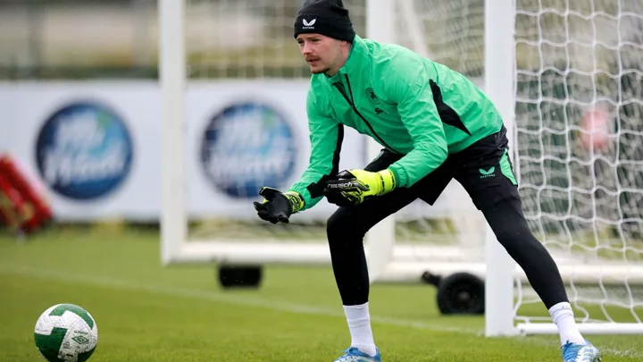 Caoimhín Kelleher, goleiro do Brentford, posicionado sob as traves durante partida da Premier League 2025/2026