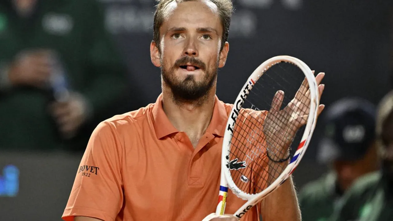 Daniil Medvedev celebra ponto no saibro vermelho do Foro Itálico durante o Aberto de Roma