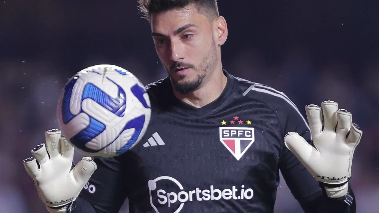 Rafael Sanzio, goleiro do São Paulo, posicionado sob as traves durante partida do Brasileirão Série A 2026