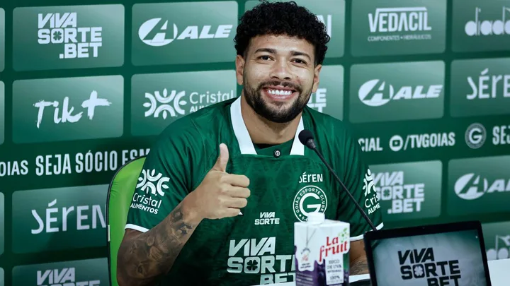 Filipe Machado, camisa 5 do Goiás, conduzindo a bola no meio-campo durante partida do Brasileirão 2026