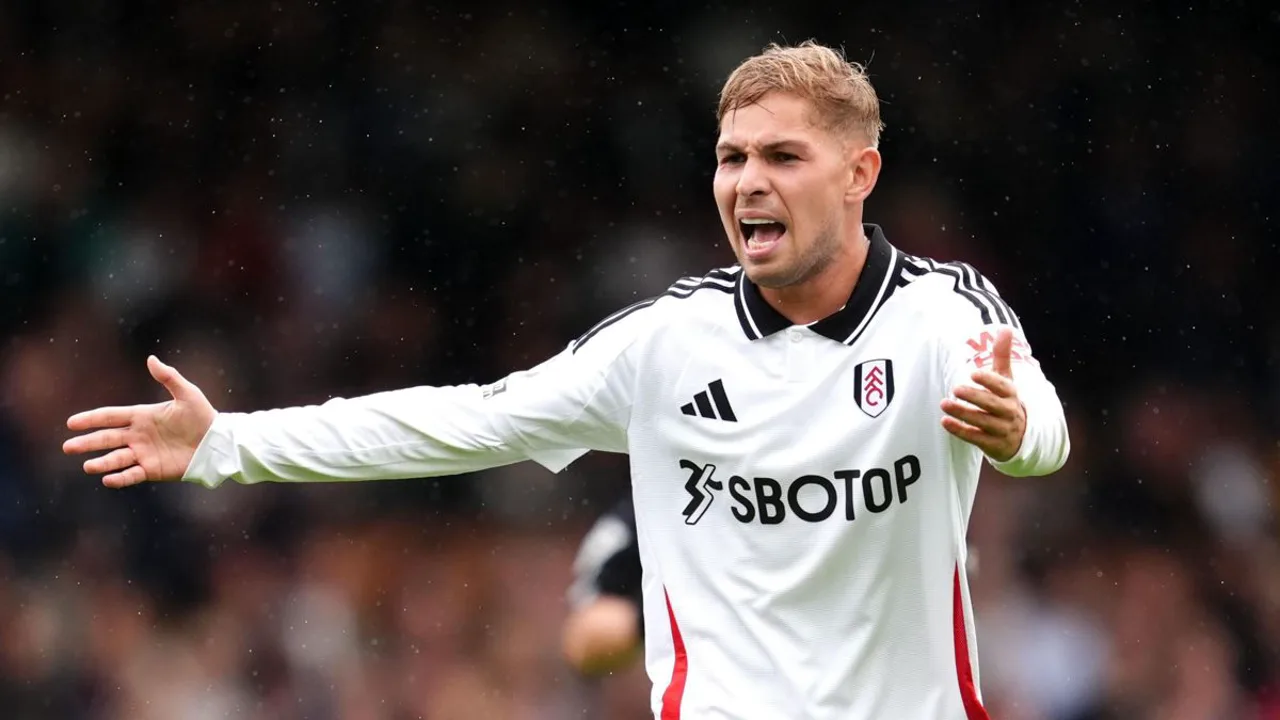 Emile Smith Rowe com a camisa 32 do Fulham em campo na Premier League 2025/2026