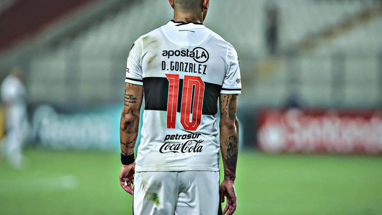 Derlis González, atacante paraguaio do Olimpia, com a camisa 10 em campo no Brasileirão Série A 2026