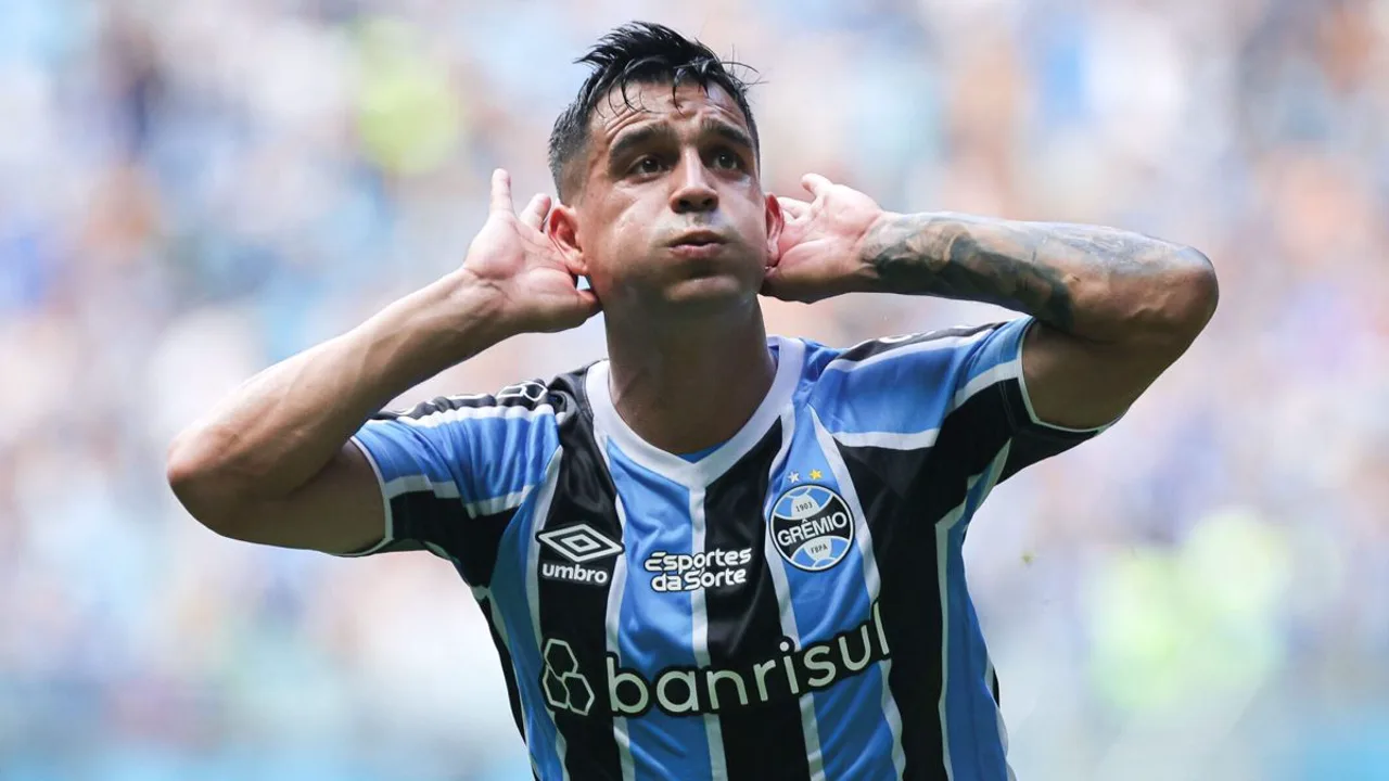 Cristaldo, meia argentino do Grêmio, com a camisa 10 durante partida do Brasileirão Série A 2026