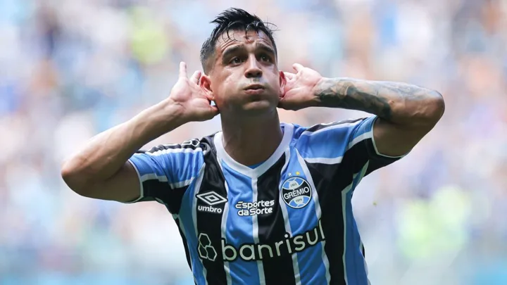 Cristaldo, meia argentino do Grêmio, com a camisa 10 durante partida do Brasileirão Série A 2026