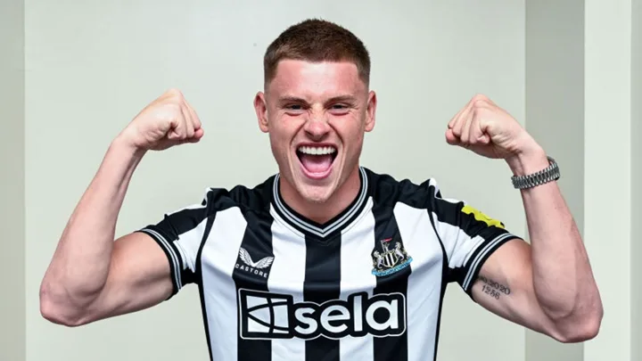 Harvey Barnes, atacante do Newcastle United, com a camisa 11 em jogo da Premier League 2025/2026