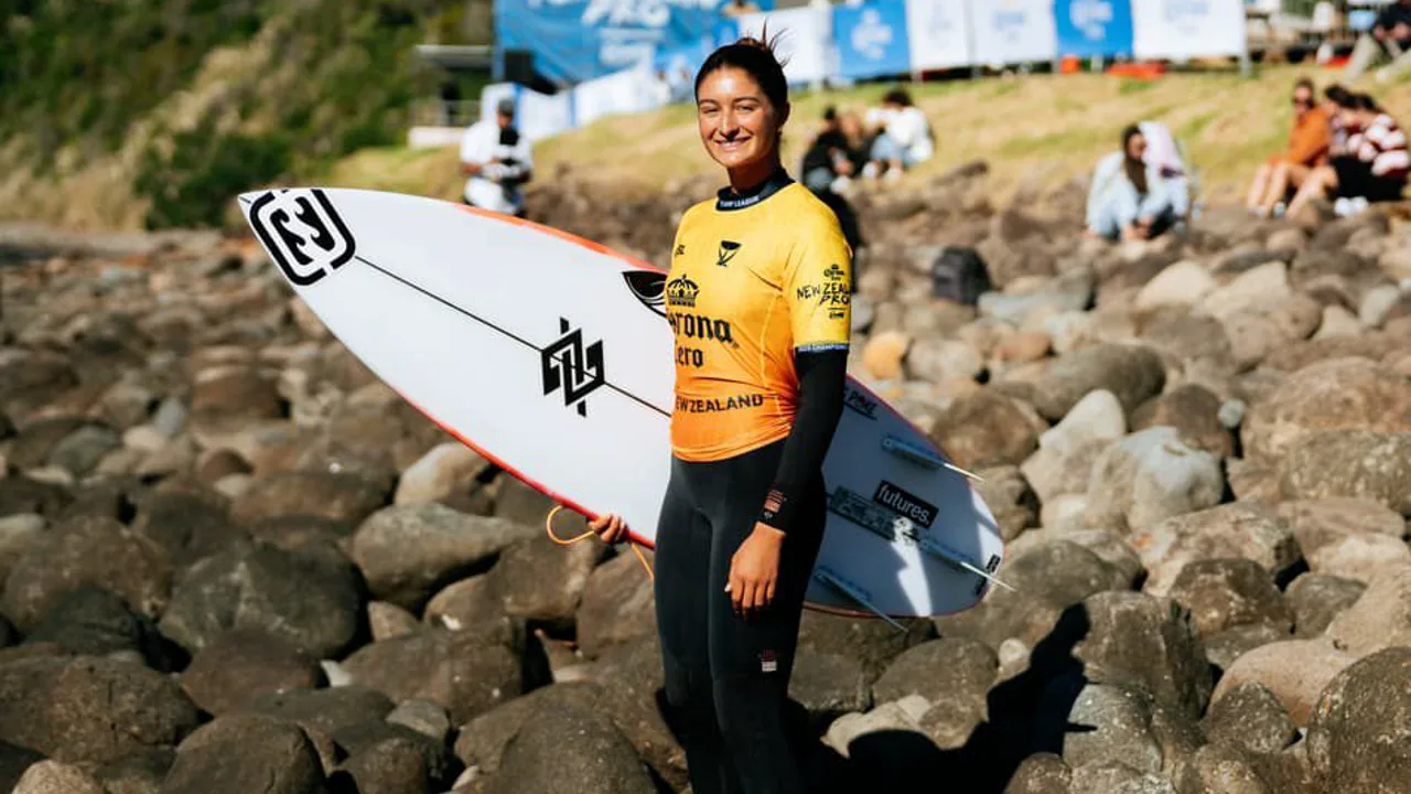 Luana Silva vestindo lycra amarela de líder da WSL em Manu Bay, Raglan, Nova Zelândia