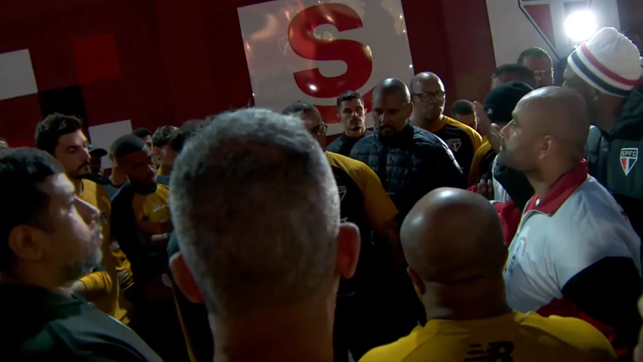Torcedores do São Paulo protestam em frente ao CT da Barra Funda após eliminação na Copa do Brasil