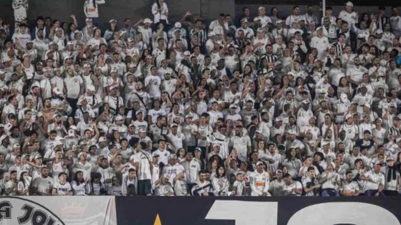 Torcida do Santos lotando a Vila Belmiro no clássico contra o Palmeiras pelo Brasileirão 2026