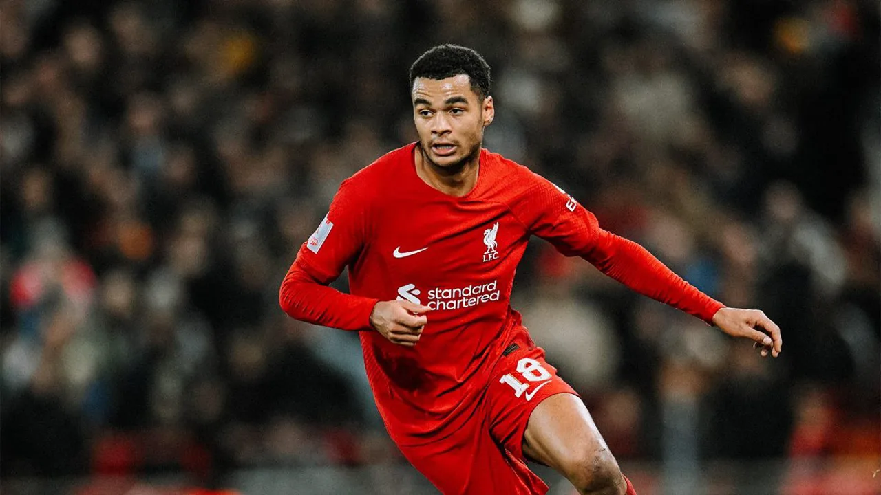 Cody Gakpo, atacante do Liverpool, em ação pela Premier League 2025/2026 com a camisa 18