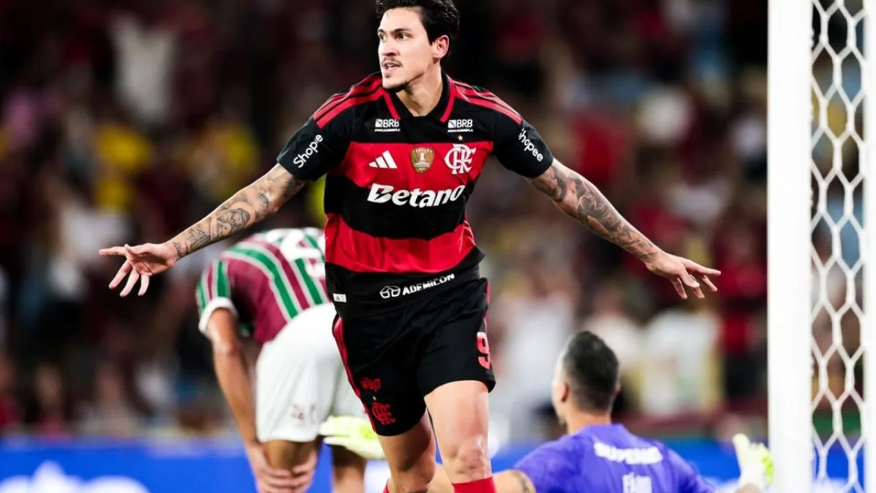 Filipe Luís na beira do campo durante partida do Flamengo no Maracanã em 2025