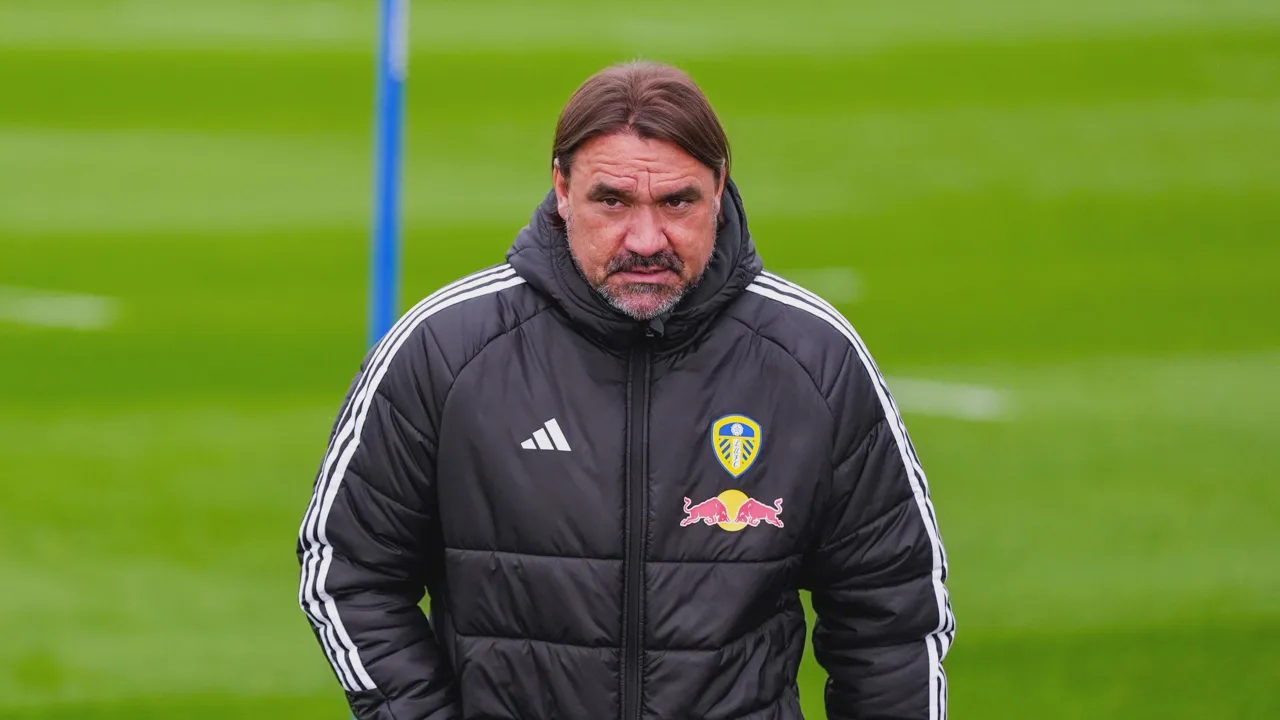 Daniel Farke, treinador alemão do Leeds United, na beira do campo durante partida da Premier League 2025/2026