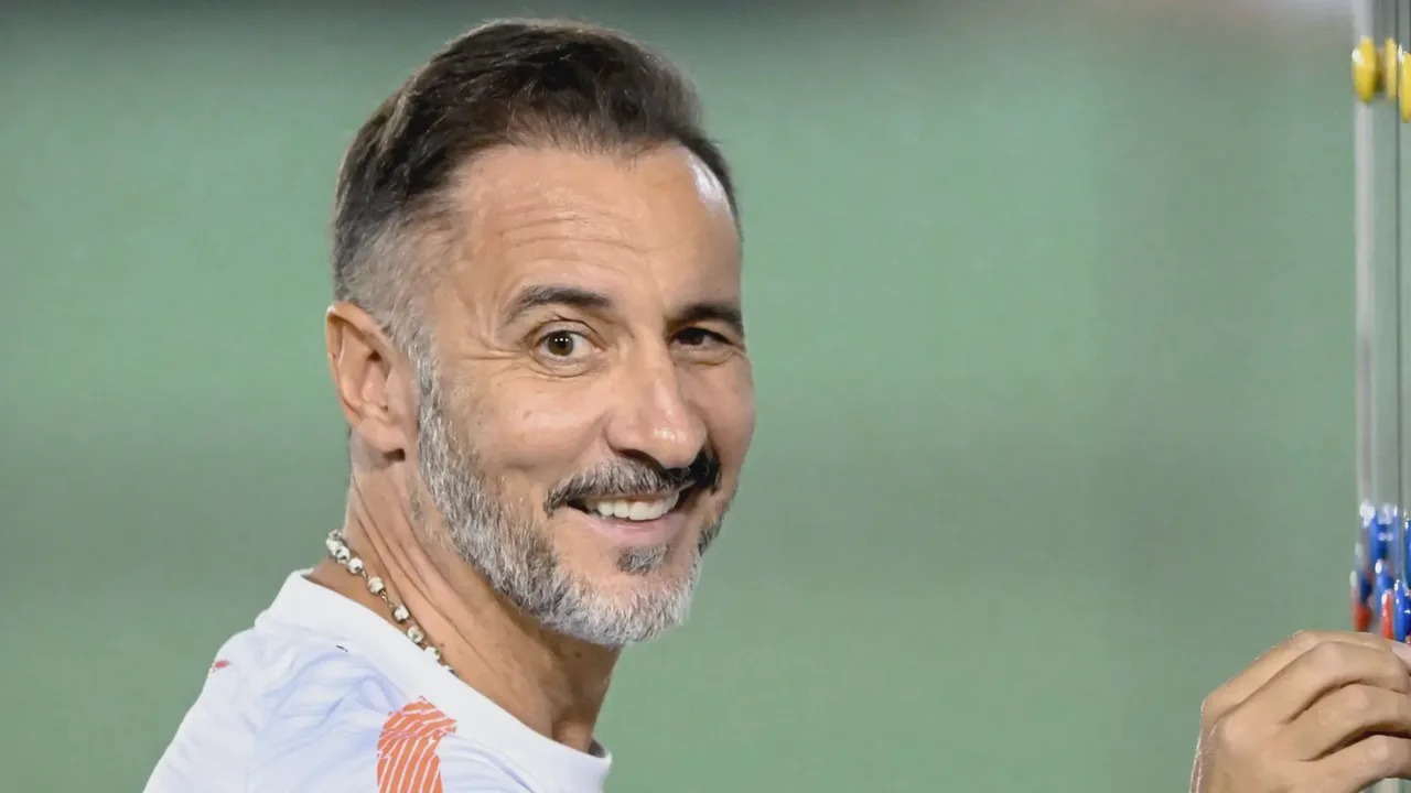 Vítor Pereira, treinador português do Nottingham Forest, orientando jogadores durante partida da Premier League