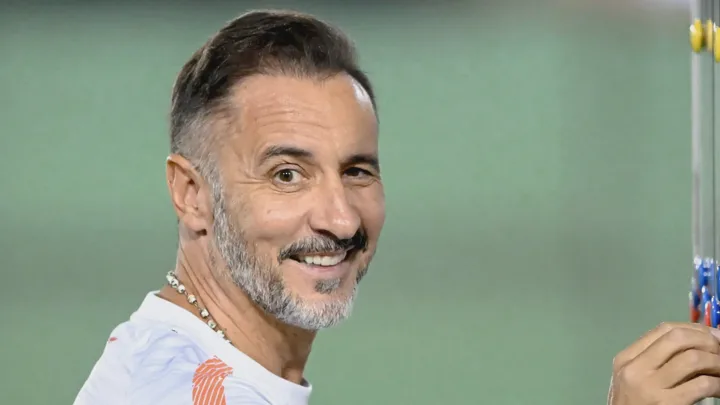 Vítor Pereira, treinador português do Nottingham Forest, orientando jogadores durante partida da Premier League