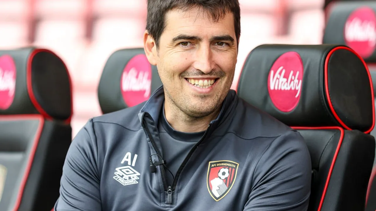 Andoni Iraola, treinador do AFC Bournemouth, orientando jogadores durante partida da Premier League 2025/2026