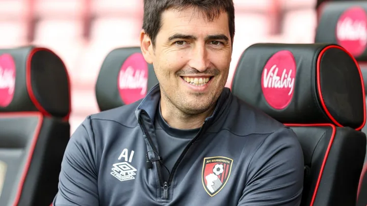 Andoni Iraola, treinador do AFC Bournemouth, orientando jogadores durante partida da Premier League 2025/2026