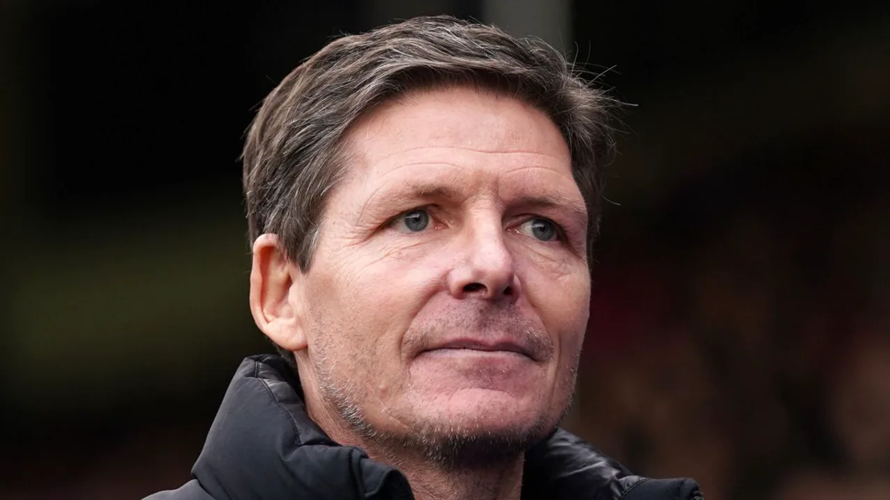 Oliver Glasner, treinador do Crystal Palace, observa treino em Selhurst Park na temporada 2025/2026