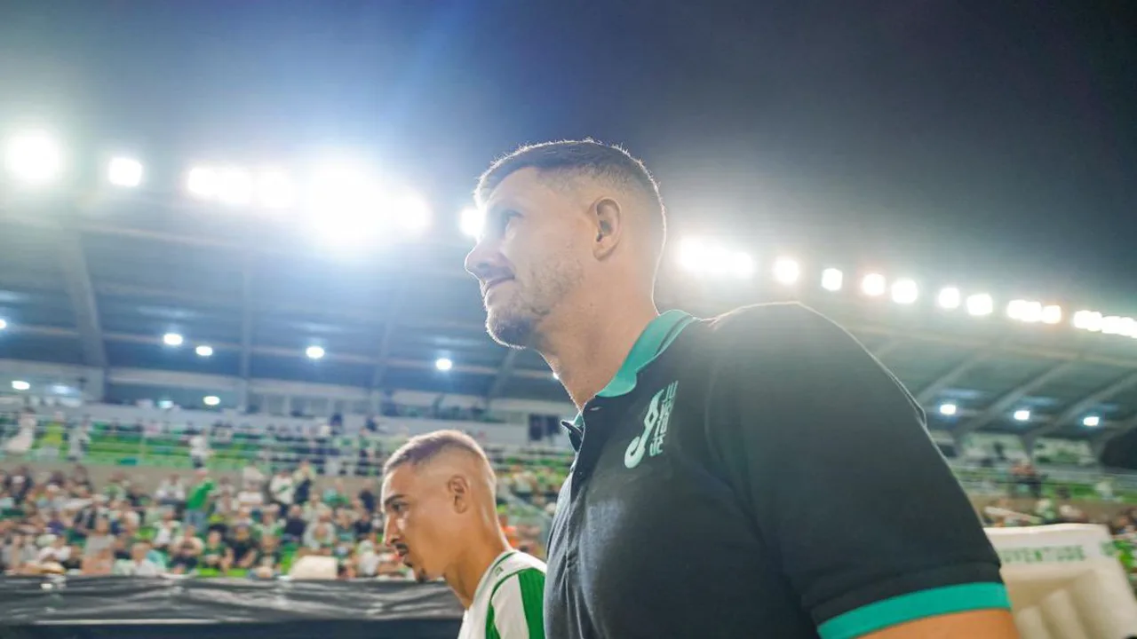 Maurício Nogueira Barbieri, treinador do Juventude, orientando jogadores durante partida do Brasileirão Série A 2026
