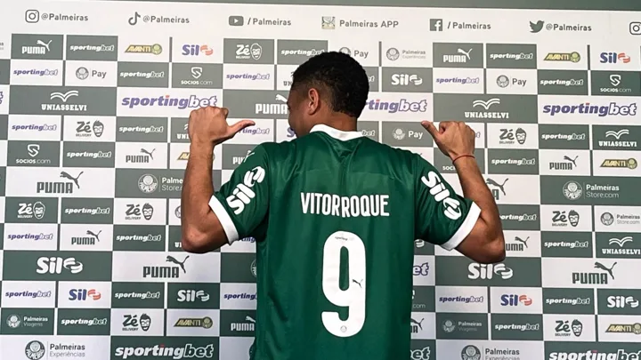 Vitor Roque (Palmeiras) e Yuri Alberto (Corinthians) em lances de ataque pelo Brasileirão Série A 2026