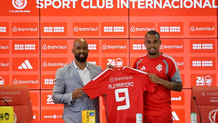 Alerrandro, do Internacional, e Pedro Rocha, do Coritiba, em ação pelo Brasileirão Série A 2026