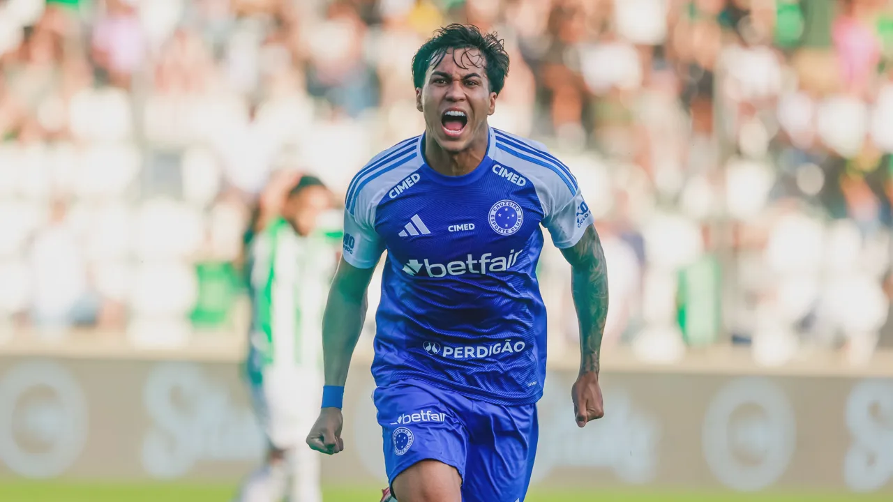 Kaio Jorge com a camisa do Cruzeiro e Willian com a do América Mineiro em lances do Brasileirão 2026