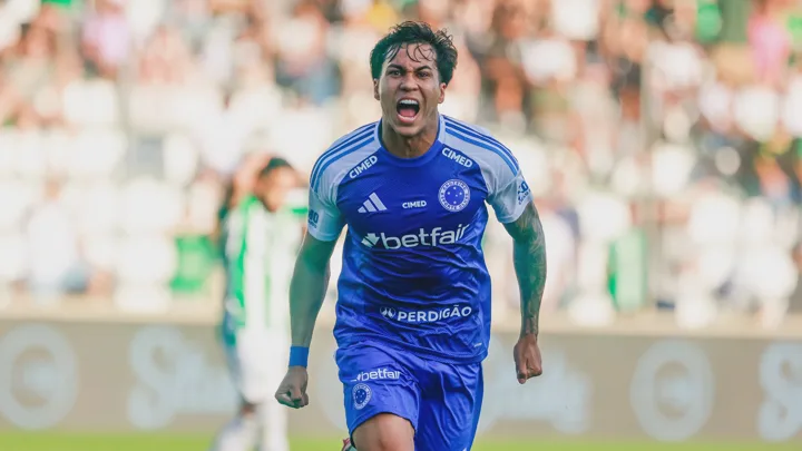 Kaio Jorge com a camisa do Cruzeiro e Willian com a do América Mineiro em lances do Brasileirão 2026