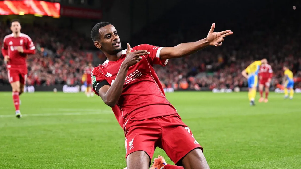 Alexander Isak pelo Liverpool e Alex Iwobi pelo Fulham em campo na Premier League 2025/26