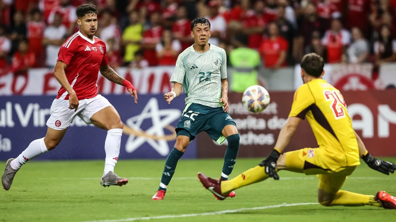 Cristiano Ronaldo em frente a telas de transmissão ao vivo, representando seu novo papel como sócio da Live Mode TV