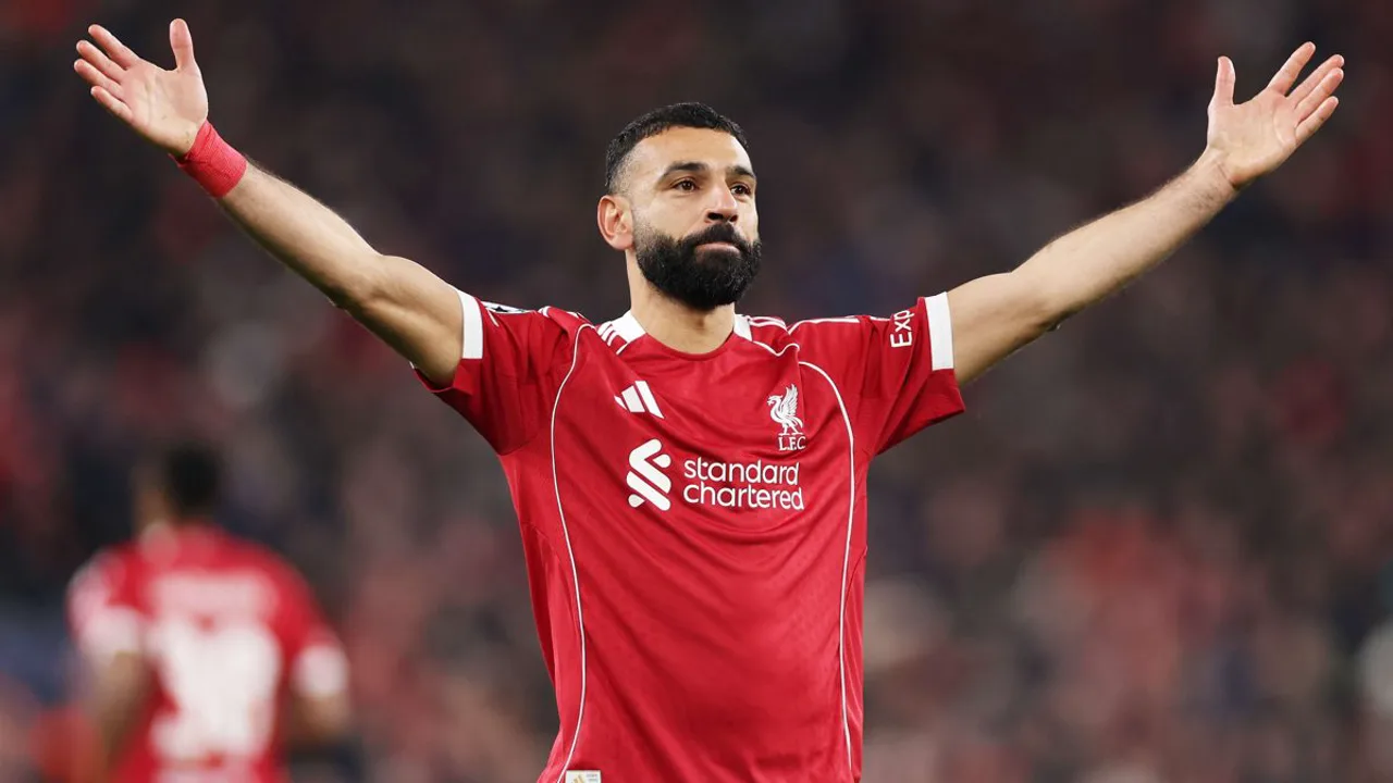 Mohamed Salah com a camisa do Liverpool e Anthony Elanga com a do Newcastle United em ação pela Premier League