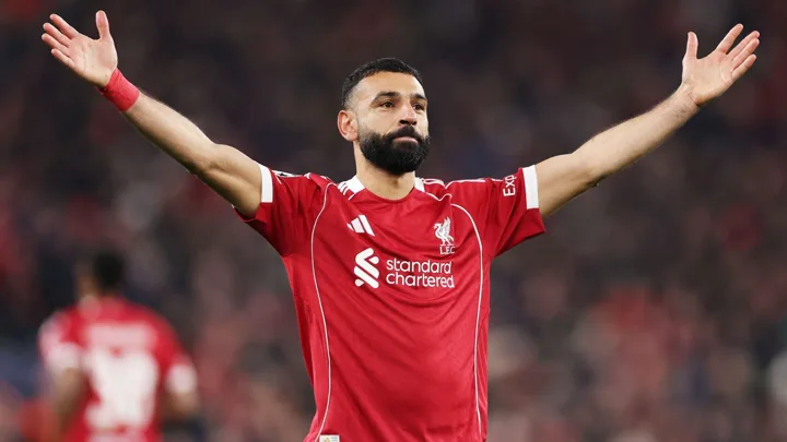 Mohamed Salah com a camisa do Liverpool e Anthony Elanga com a do Newcastle United em ação pela Premier League