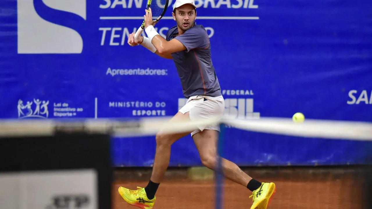 Jannik Sinner comemorando vitória em torneio Masters 1000 com raquete erguida na quadra