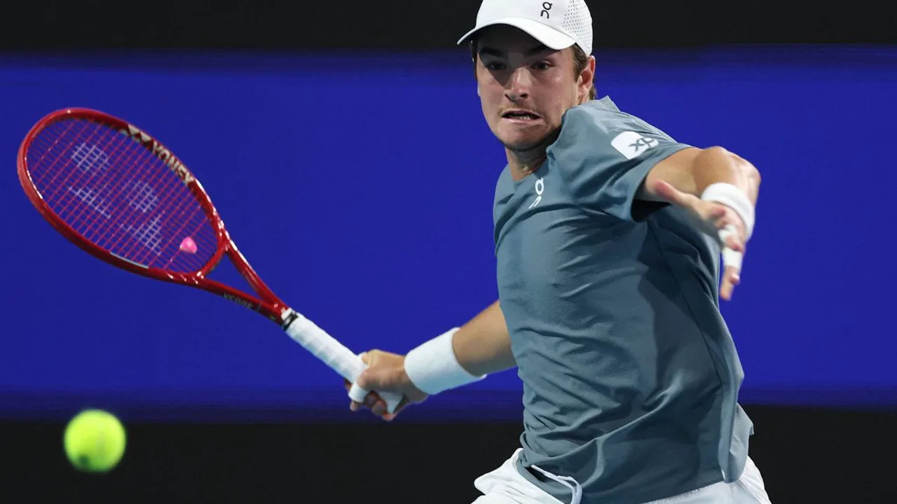 Elina Svitolina comemora vitória sobre Swiatek na semifinal do WTA 1000 de Roma no Foro Italico