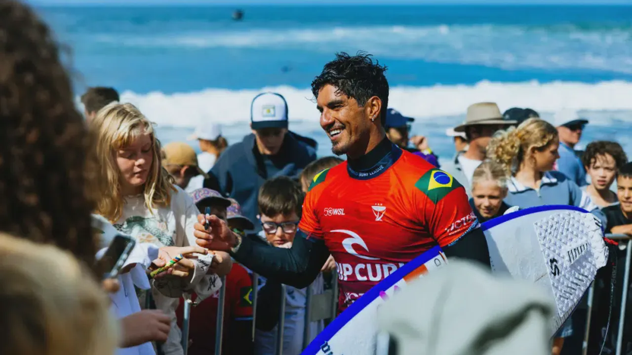 Gabriel Medina com licra amarela surfando esquerda em Manu Bay, Raglan, Nova Zelândia, WSL 2026