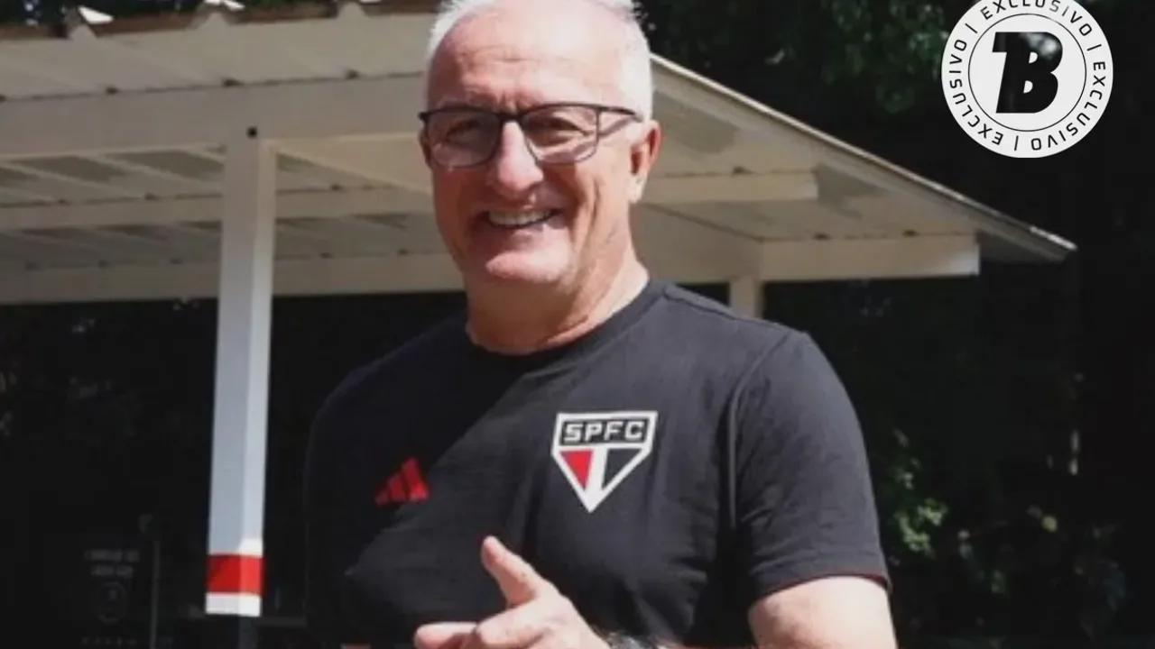 Dorival Júnior gesticulando na beira do campo com a camisa do São Paulo durante partida no Morumbi