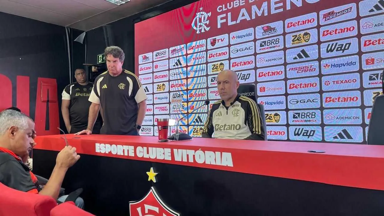 Leonardo Jardim de cabeça baixa na beira do campo após eliminação do Flamengo para o Vitória no Barradão