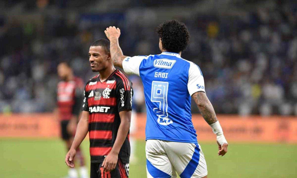 Uma mesa com dois donos e apenas uma cadeira disponível O jogo em Birmingham que