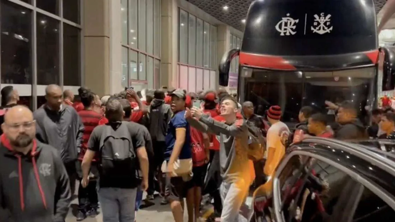 Torcedores do Flamengo protestam no Aeroporto do Galeão na madrugada após eliminação