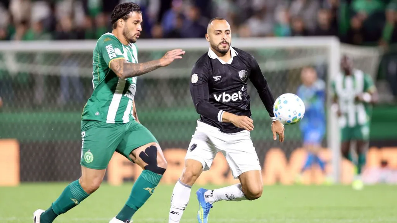 Torcedores do Botafogo nas arquibancadas com faixas do clube em meio a crise financeira da SAF