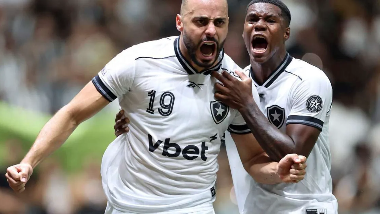 Jogadores do Botafogo em campo pela Copa do Brasil enquanto diretoria enfrenta crise financeira