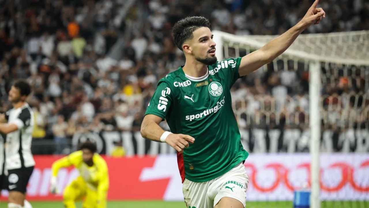 Abel Ferreira à beira do campo em jogo do Palmeiras pela Libertadores, com expressão tensa
