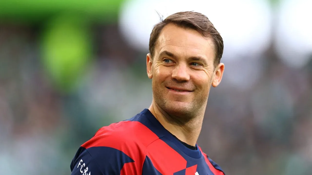Manuel Neuer com a camisa do Bayern de Munique em posição de defesa sob as traves