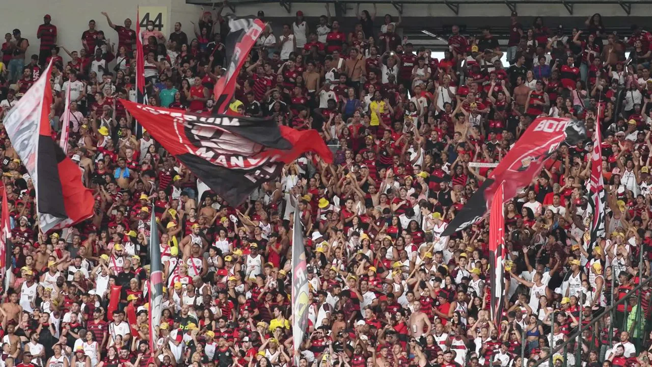 Torcedores do Flamengo protestam no aeroporto do Galeão após eliminação para o Peñarol na Libertadores 2026