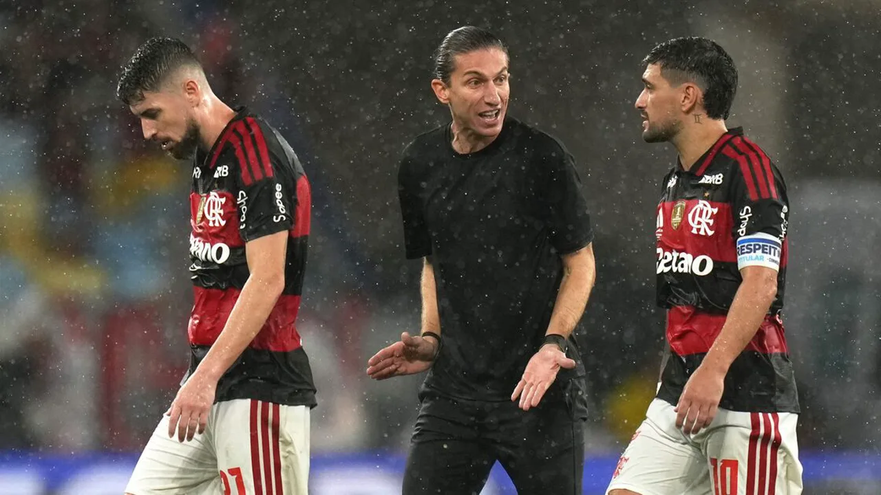 Jogadores do Flamengo cabisbaixos no gramado após derrota no Maracanã pela Libertadores 2026