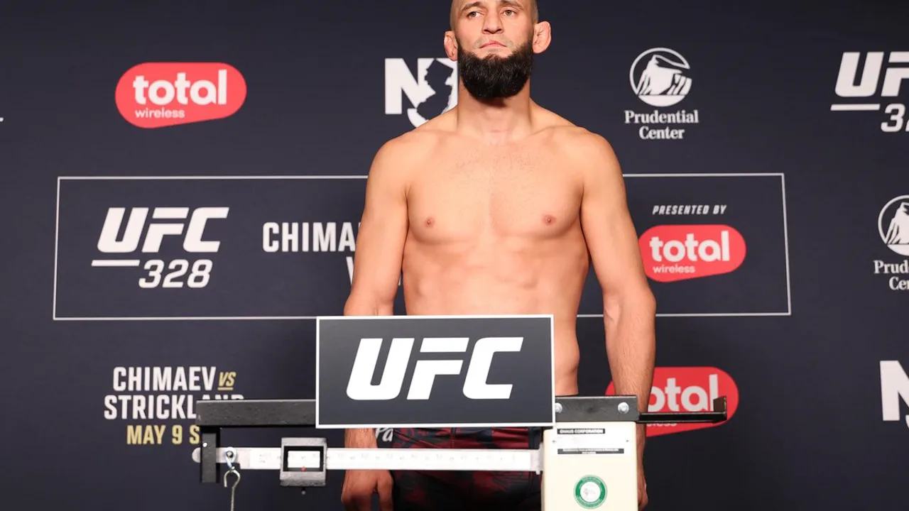 Khamzat Chimaev na balança do UFC 328 em Newark, visivelmente debilitado durante pesagem oficial