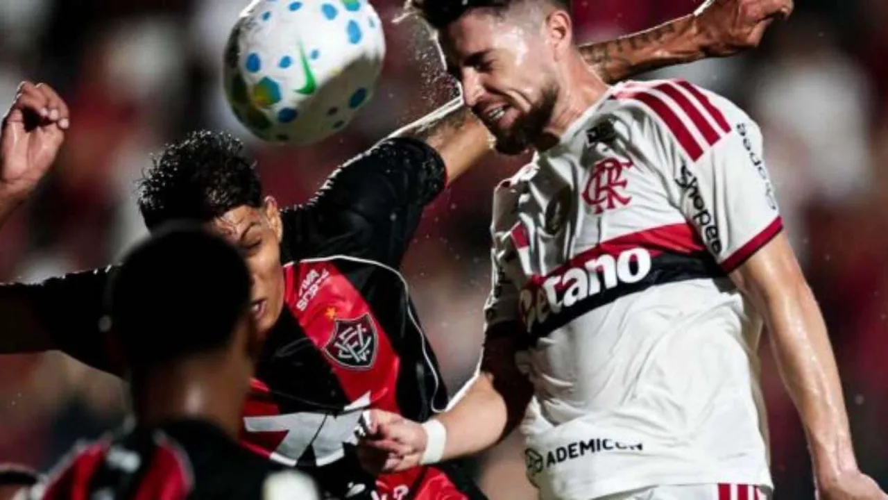 Jogadores do Flamengo cabisbaixos no Barradão após eliminação para o Vitória na Copa do Brasil